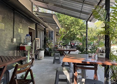 outdoor seating   at Ding's Noodle in Koh Chang