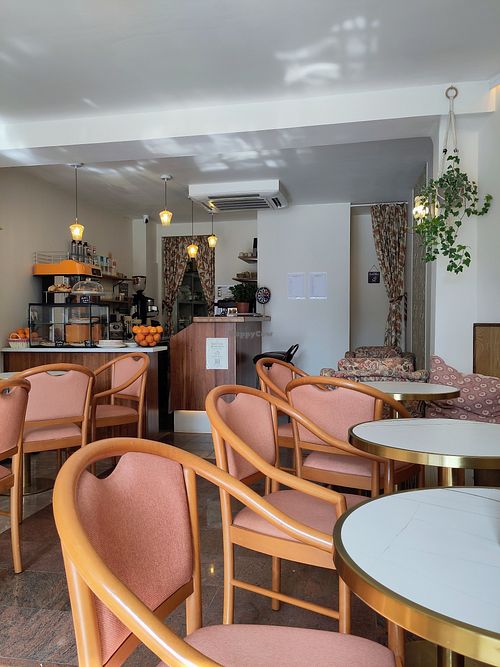 Eat-in space at Le Goûter Parisien in Paris