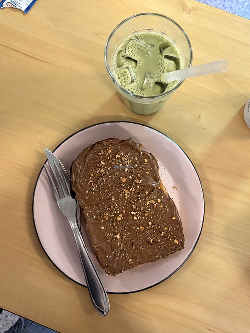 toast de creme de avelã com matcha latte   at FFV Café in Sao Paulo