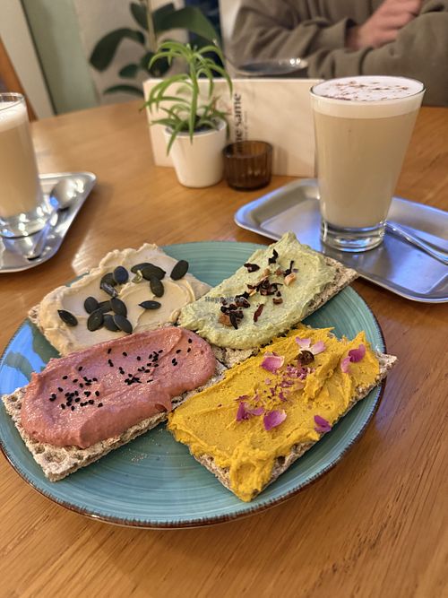 Knäckebrot mit Hummus und Chai Latte mit Hafermilch  at Same Same Coffee and More  in Bochum