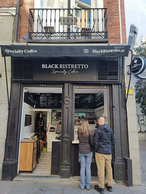 Coffee shop serving tea and coffee with vegan milk alternatives at Black Ristretto Madrid in Comunidad De Madrid