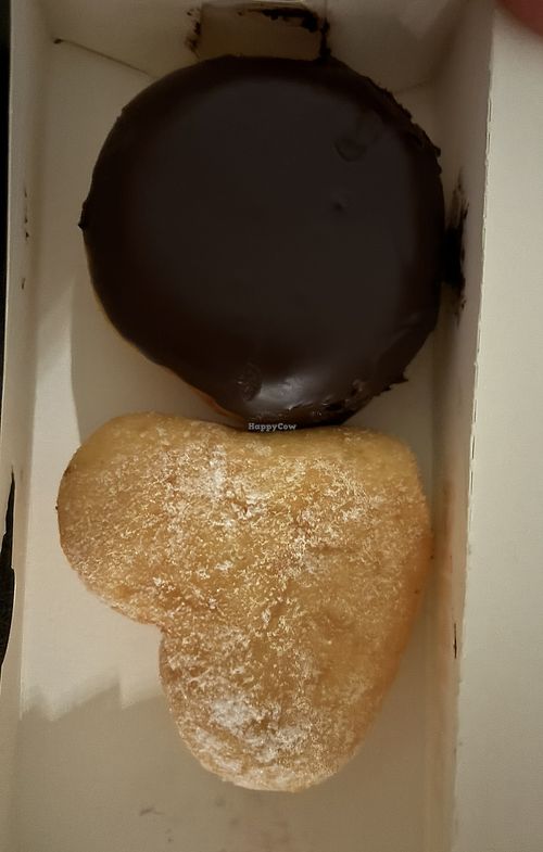 Bavarian Cream, Boston Cream   at Dunkin' Donuts Bonn Zentrum  in Bonn