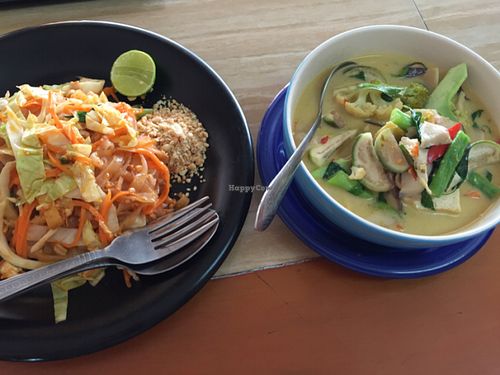 green curry and po Thai at Mea Nuu Vegetarian Food in Pattaya