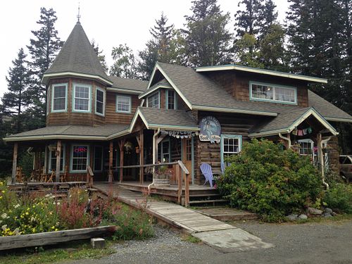 front of restaurant and bookstore at Vida's Thai Food in Homer