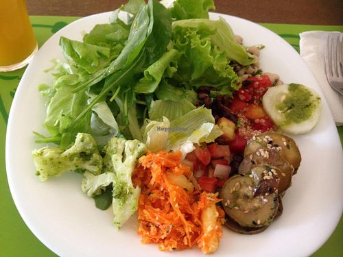Few vegan options on Saturday: lettuce, tomato with quinoa and garlic, zucchini with balsamic dressing, vinaigrette, carrot with pineapple, cucumber with pesto sauce. at Villa Natural in Santo Andre