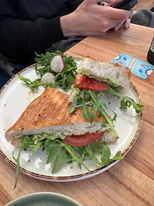 Avocado-Flatbread at LOCO Cafe & Unverpacktladen in Solingen
