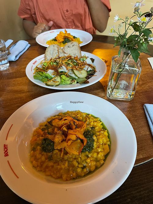 De barhap wordt geserveerd met brood en salade    at Bar Bocht in Rotterdam