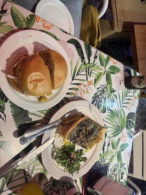 Hamburguesa y Quiche   at Bar de Bombonera de Vallecas  in Madrid