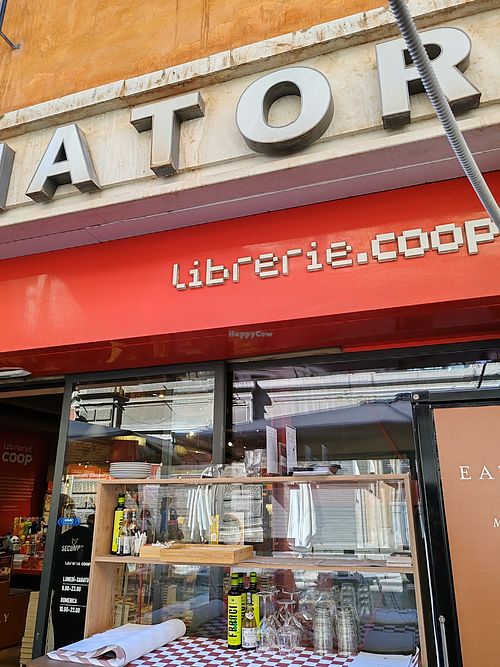 Questa sezione è per la libreria, collegata anche al bar atteaverso un piccolo tunnel at Eataly Bologna Ambasciatori in Bologna