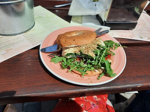 Veganer Bagel mit Hummus at Bagels & Beans - Plaats in The Hague