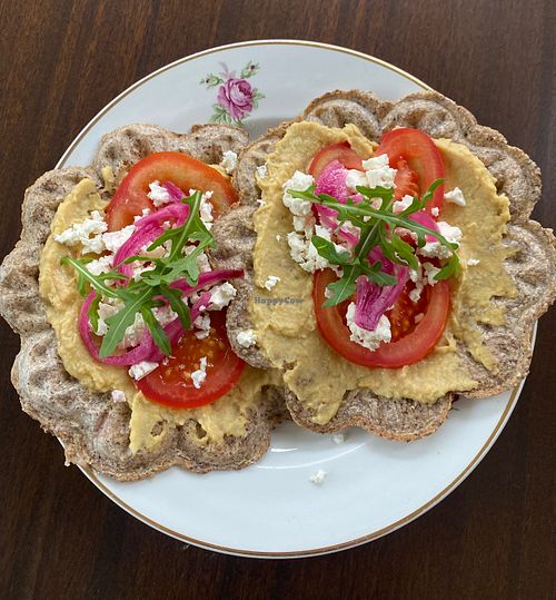 Vegaaniset ja gluteenittomat hummusvohvelit at Cafe Brutale in Helsinki