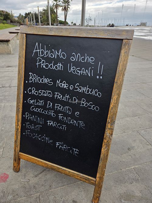 Board listing vegan options at Bar le fontane  in Chiavari
