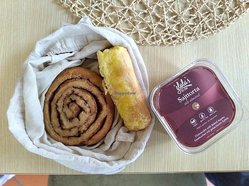 Cinnamonroll and Applecrumble at Glutenfreies Paradies Freilassing  in Freilassing