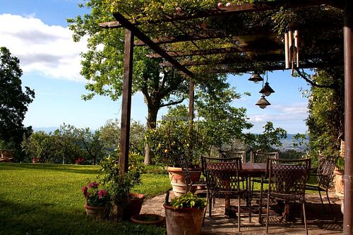 Portico e giardino per momenti di relax – Porch and garden for relaxing moments at Angolo del Benessere in Assisi