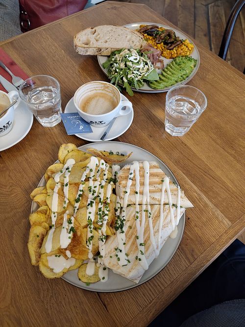 Breakfastburrito und Scrambled Tofu (beides vegan) und Cappuccino mit Hafermilch at Café Berg in Vienna