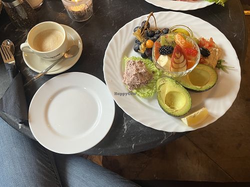Green velvet breakfast  at Schwarzes Cafe  in Berlin