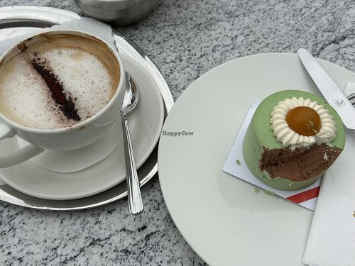 Cappucino mit Hafermilch und Schokomousse mit Mango-Füllung (glutenfrei & vegan)  at Al Porto Café Ascona in Ascona