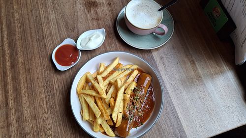 Vegane Mantaplatte und Cappucino mit Hafermilch at deinKult Kokerei - Café & Restaurant  in Essen