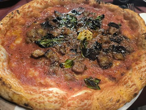 Marinara with addition of fried eggplants at Vitami in Naples