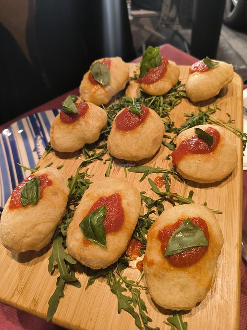 Montanara with tomato sauce and basil at Vitami in Naples
