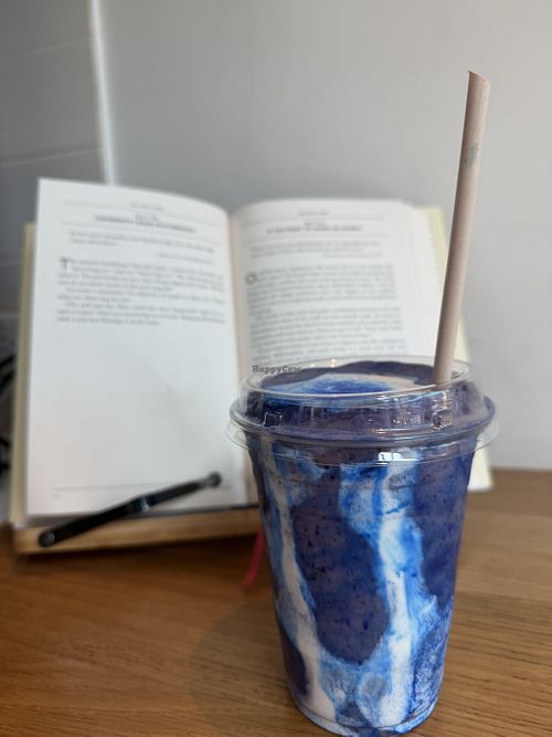Blue Crush Smoothie and chilllll  at The Hive - Healthy Eats & Organic Cafe - MDR in Marina Del Rey