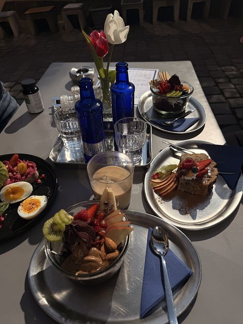 Acai Bowl, Bananenbrot und Sauerteigbrot mit Humus und Avocado   at Essentials Café in Nuremberg