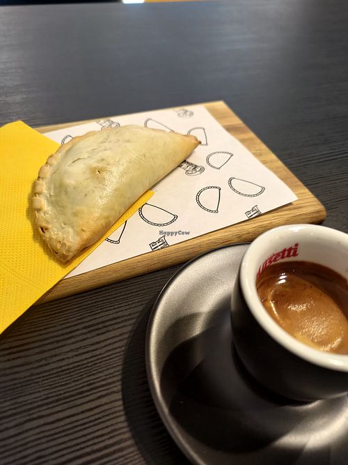 Empanada tofu, pomodoro secco, olive, cipolla e caffè at Cambalache – Bar & Empanadas Argentinas in Cremona
