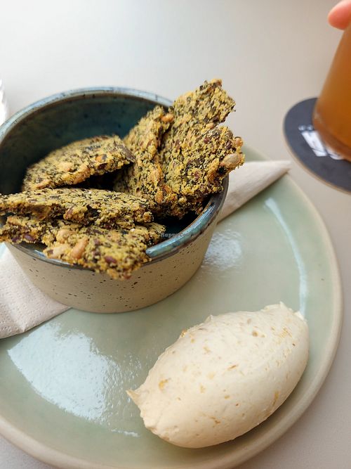 Crackers di alga e mais con burro morbido e cipolla at KORA - Bistrot Vegetale in Cuneo