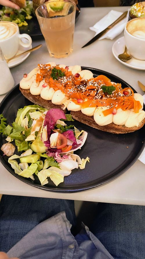 Hummus toast at Mondday in Brussels
