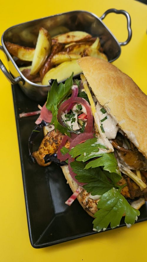Kebab de tofu sauce yaourt végétal et tahin  at Le Monde à l'endroit |  The World the Right Way Up in Saint-malo