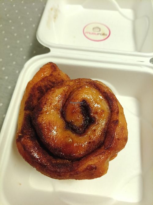 Cinnamon clásico vegan at Musua Bilbao • Cinnamon Rolls, Cookies y Helados in Euskadi