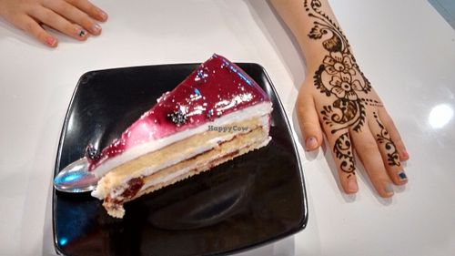 Blueberry sponge, and Niamh's henna tattoo at HotCakes in Central Singapore