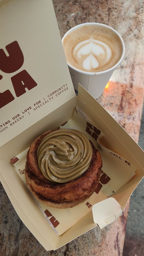 Vegan pistachio cinnamon bun and flat white at Kula.Lab in Innsbruck
