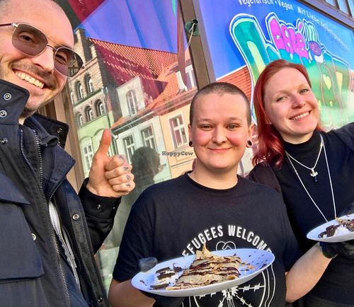 happy customers, happy owner, unicorn crepes at BommelZ in Greifswald
