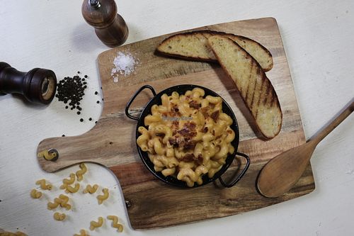 Mac & Cheese with Garlic Bread, Salad & Tofu Bacon Bits at Vegilicious in St Kilda