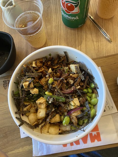 Poke com opções 100% vegetais, como tofu, edamame, grão de bico e outros.  at Mana Poke in Vila Velha