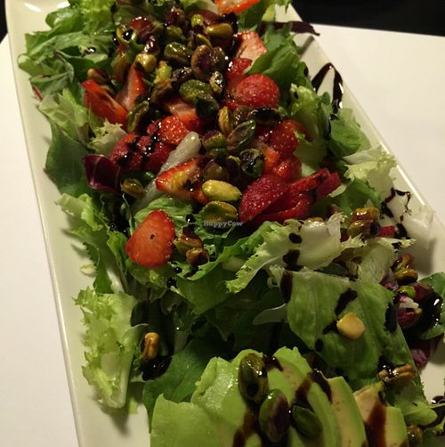 vegan pistachio strawberry and avocado salad at Restaurante Oslo in Valencia