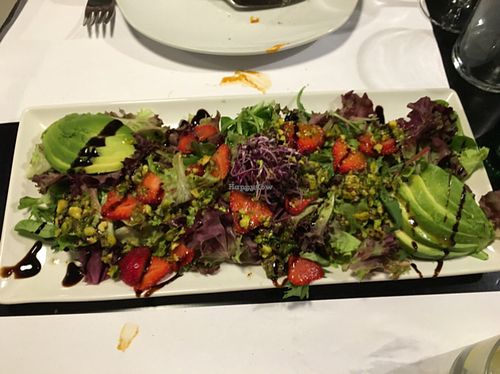 salad with avocado, pistachios, strawberry and without the cheese = vegan❤️❤️❤️ at Restaurante Oslo in Valencia
