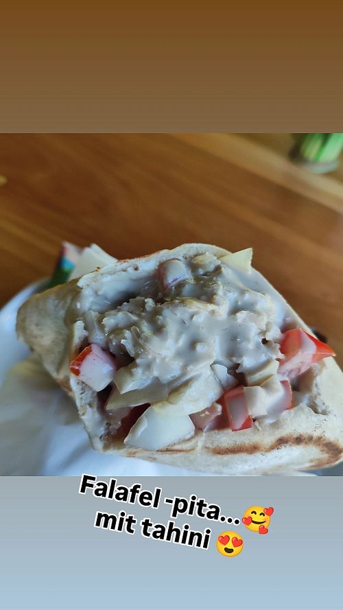 Falafel pita mit tahini und Salat at Pita Hummus House in Cocles
