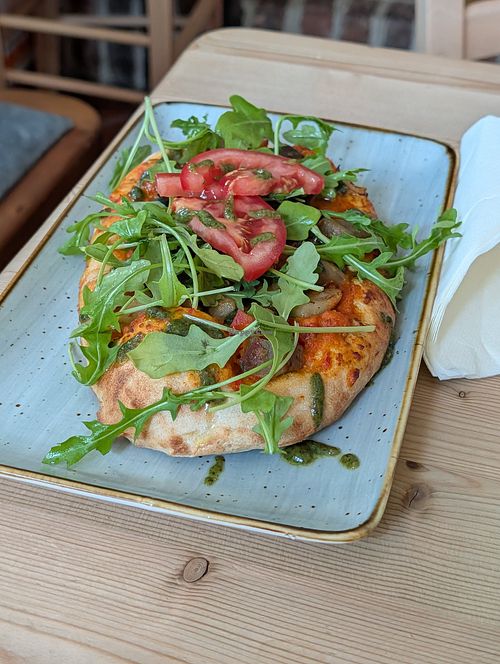 Der vegane Kutscherfladen mit Paprika-Hummus, Rucola und Gemüse. at KutscherHus in Waldeck