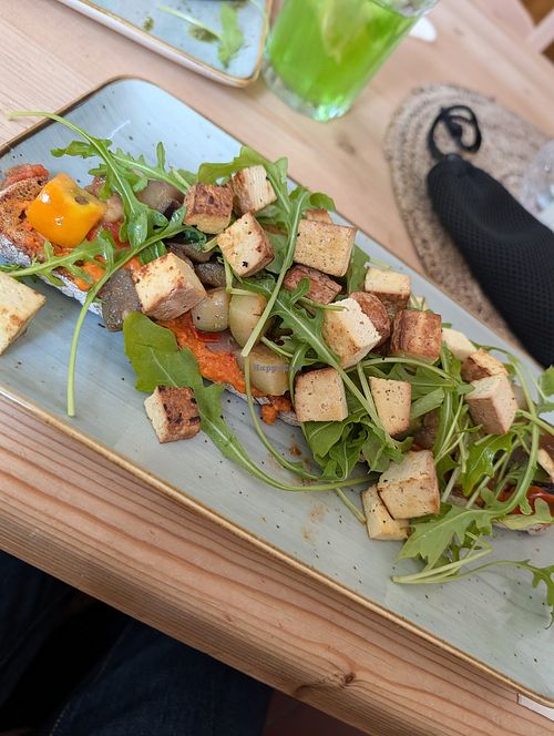 Sauerteigbrot mit Paprika-Hummus, Rucola und Raucher Tofu. at KutscherHus in Waldeck