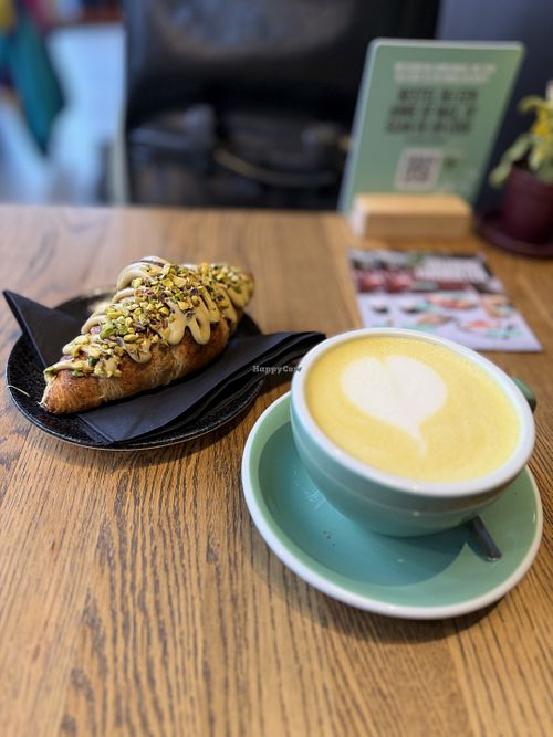 Kurkuma latte met vegan pistache croissant  at Anne&Max Arnhem Steenstraat  in Arnhem