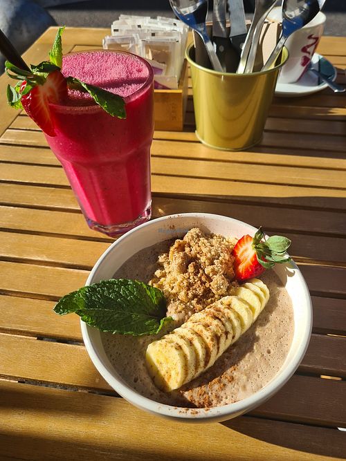 Porridge mit Pflanzendrink, Smoothie at Maitia café in Valle Gran Rey