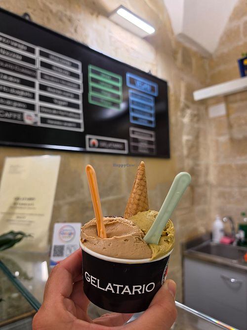 Pistachio and hazelnut at Gelatario Gelateria naturale in Lecce