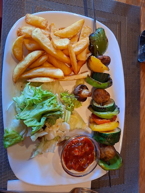 Gegrillter Gemüsespieß mit Salat und Pommes at Restaurant Trojka in Aschaffenburg