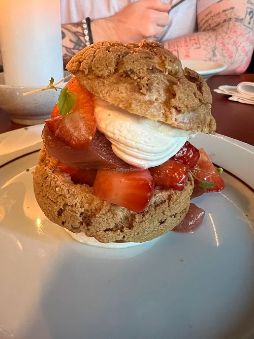 Windbeutel mit Lavendelcreme und Erdbeeren at Fritzis in Hamburg