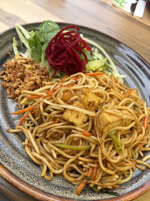 Gebratene Nudeln mit Tofu 🥢🥡  at Akami Säckingen in Bad Sackingen