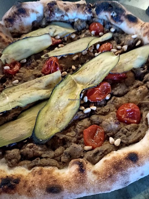 Pizza con crema di melanzane, pinoli, pomodorini confit e lingue di melanzane fritte at PIZZAMORE in Lancenigo