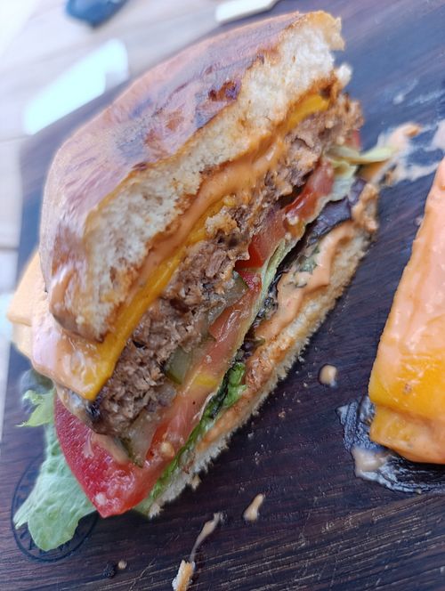 Veganer Cheeseburger at Café SUEZZO in Schwetzingen