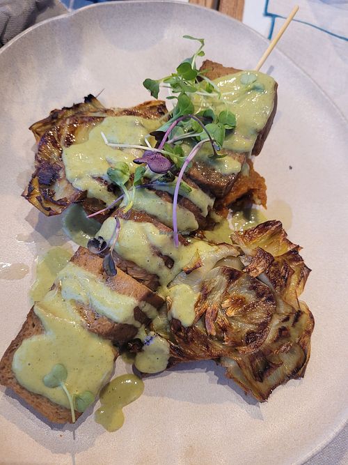 Seitan skewers with artichokes at Salicornia in Mallorca